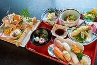 顔合せをお手伝いさせていただけるようにカジュアルなプランをご用意致しました

(膳)
鯛の六色焼、寿司、刺身、天ぷら、煮物、吸物、果物

※お昼のみの提供
※お料理のみのプランです。別途お飲み物はご注文下さい