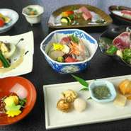 初代により取り入れられた会席料理は皿鉢料理と並び得月楼の代表的な料理として受け継がれてまいりました。 

<松>
昼 16,450円
夜 20,240円

<竹>
昼 12,650円
夜 16,450円

<梅>
昼 10,120円
夜 12,650円