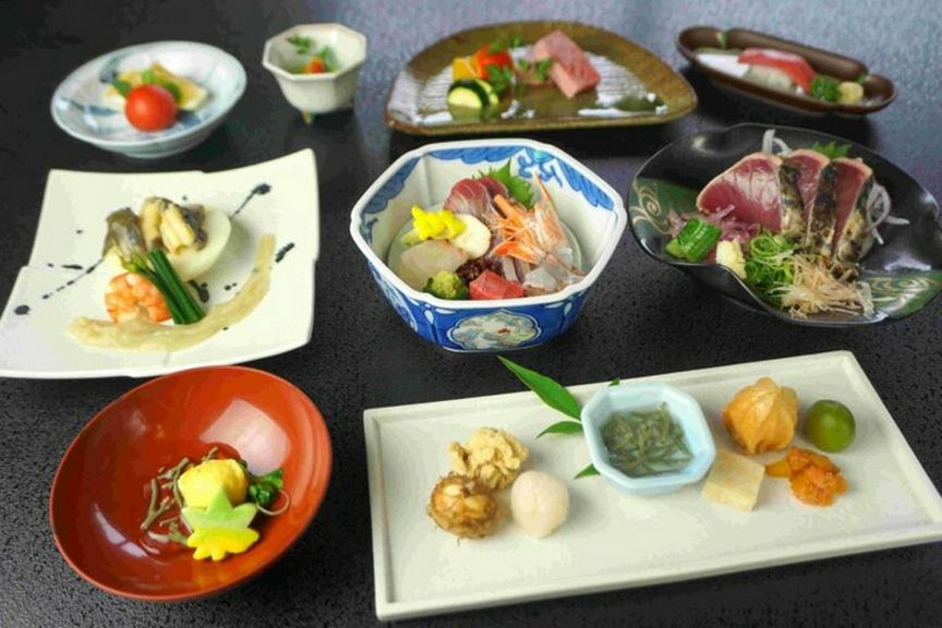土佐会席料理(水無月会席) [夜]12,650円〜 （税金、サービス料、個室料を含む）