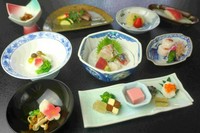 初代により取り入れられた会席料理は皿鉢料理と並び得月楼の代表的な料理として受け継がれてまいりました。 

<松>
昼 16,450円
夜 20,240円

<竹>
昼 12,650円
夜 16,450円

<梅>
昼 10,120円
夜 12,650円