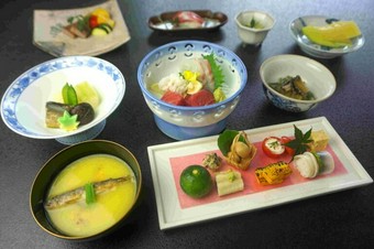 土佐会席料理(葉月会席) [夜]12,650円～ （税金、サービス料、個室料を含む）
