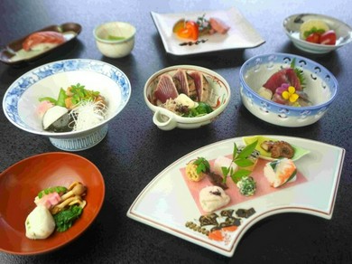 土佐会席料理(卯月会席) [夜]12,650円～ （税金、サービス料、個室料を含む）