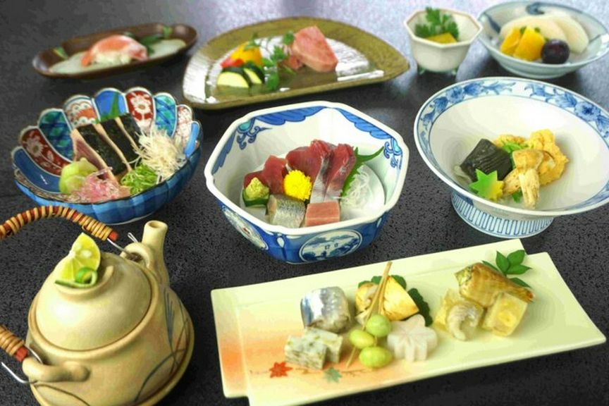 土佐会席料理(神無月会席) [夜]12,650円〜 （税金、サービス料、個室料を含む）