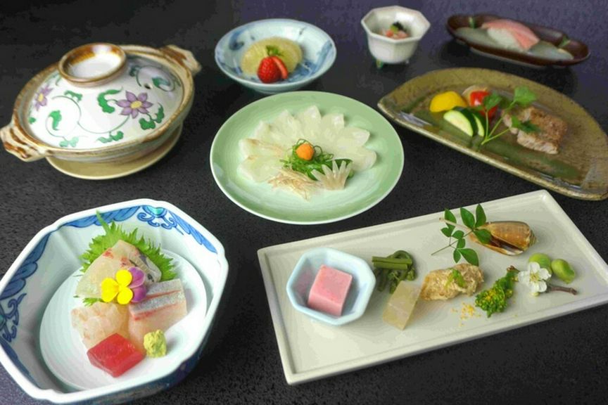 土佐会席料理(弥生会席) [夜]12,650円〜 （税金、サービス料、個室料を含む）