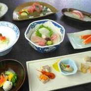 初代により取り入れられた会席料理は皿鉢料理と並び得月楼の代表的な料理として受け継がれてまいりました。 

<松>
昼 16,450円
夜 20,240円

<竹>
昼 12,650円
夜 16,450円

<梅>
昼 10,120円
夜 12,650円