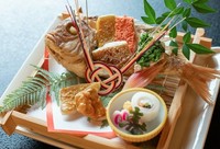 鯛一尾と飯、吸物、煮物です。
器は当店でご用意することが可能ですが、お持ち込みになりたい方は前日までにお持ち下さい。尚、鯛の用意がございますのでご予約は早めにお願い致します。
テイクアウトの場合：3240円