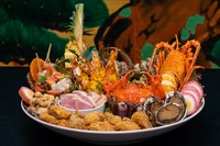 山海の幸に恵まれた土佐。 その新鮮な感覚を豪快に、しかも繊細に盛り込んだ皿鉢料理。 伝統の技に培われた土佐の代表的な料理をあますことなく満喫していただけます。
(皿鉢料理のご利用はお気軽にお問合せ下さい)