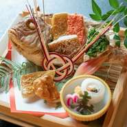 鯛一尾と飯、吸物、煮物です。
器は当店でご用意することが可能ですが、お持ち込みになりたい方は前日までにお持ち下さい。尚、鯛の用意がございますのでご予約は早めにお願い致します。
テイクアウトの場合：3240円