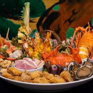 山海の幸に恵まれた土佐。 その新鮮な感覚を豪快に、しかも繊細に盛り込んだ皿鉢料理。 伝統の技に培われた土佐の代表的な料理をあますことなく満喫していただけます。
(皿鉢料理のご利用はお気軽にお問合せ下さい)