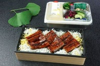 高知県産鰻一尾と肝吸物、香の物が付いております。
器の大きさの都合で、半尾を上に、もう半尾は中にあります。
甘みのある特製たれと共にご賞味ください。