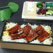 高知県産鰻一尾と肝吸物、香の物が付いております。
器の大きさの都合で、半尾を上に、もう半尾は中にあります。
甘みのある特製たれと共にご賞味ください。