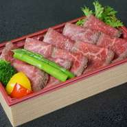 土佐あかうしのモモを使ったローストビーフ重となっております。