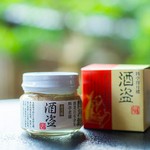 土佐沖でとれた最も新鮮な鰹の内蔵を塩漬けし、熟成させ特別の調理を施し、独特の風味で好評をいただいております。合成保存料は使用していません。