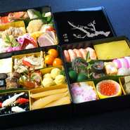 一の重
伊勢海老具足煮、金箔黒豆、松笠慈姑
数の子美味漬、たたき牛蒡など

二の重
いくら醤油漬け、鮃龍皮巻、海老芝煮　
ハム・チーズ市松など

三の重
鰆・鮭西京漬け、紅白梅(大根・人参)
烏賊ぼんぼり焼など