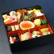 一段重
金箔黒豆、子宝数の子、鮑やわらか蒸し
伊勢海老、鰆、金目鯛、いくらなど