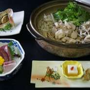 佐川町産の食材に、司牡丹の仕込み水、酒粕、そして牧野富太郎ゆかりの牧野野菜、これらを盛り込んだお弁当と司牡丹のお酒を合わせてお楽しみください。