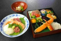 弁当
ずわい蟹三種盛り
土佐あかうしローストビーフ
海老芝煮、だし巻き玉子
等

吸物
清汁仕立
蟹つみれ、紅葉麩

海鮮丼
七種盛り
鮪、海老、白身、帆立
烏賊、葱とろ、サーモン

＊内容は変わる場合がございます