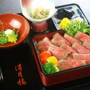 土佐あかうしのモモを使ったローストビーフ重と
先付（写真は琉球）、香の物、お吸物になります。
