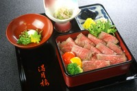 土佐あかうしのモモを使ったローストビーフ重と
先付（写真は琉球）、香の物、お吸物になります。
