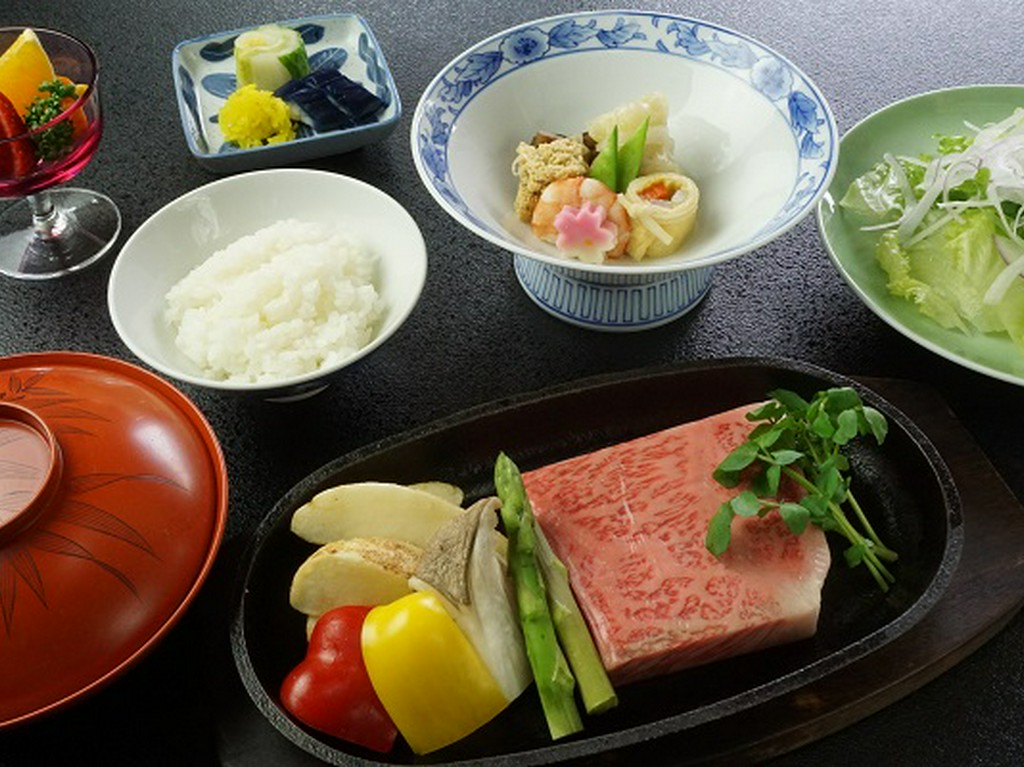 ステーキ膳(A5ランク黒毛和牛) ※＋2,200円で土佐あかうしにグレードアップ