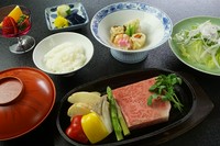 （税金、サービス料、個室料を含む）

[献立例]
・ステーキ(A5ランク黒毛和牛)
・焼き野菜
・御飯
・香の物
・つがに汁
・佐野ファームのベビーリーフ