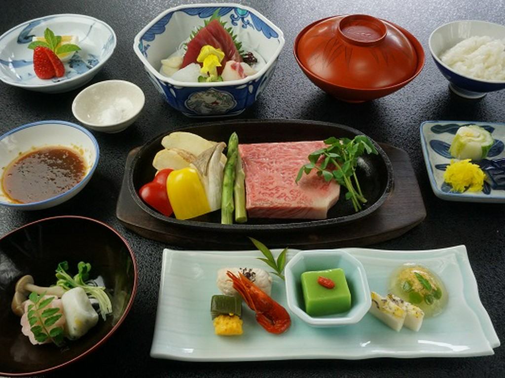 黒毛和牛（A5ランク）ステーキ会席 [昼]10120円～ （税金、サービス料、個室料を含む）