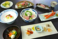 初代により取り入れられた会席料理は皿鉢料理と並び得月楼の代表的な料理として受け継がれてまいりました。 

<松>
昼 16,450円
夜 20,240円

<竹>
昼 12,650円
夜 16,450円

<梅>
昼 10,120円
夜 12,650円