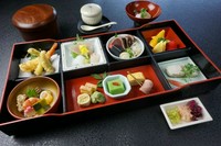 前菜、吸物から始まり、ご飯、果物でしめる会席料理を凝縮したお弁当になっております。