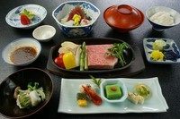 黒毛和牛(A5ランク)をメインに、高知の旬食材を使ったお料理も楽しめる会席となっております。