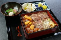 御飯に鰹本節を挟み、海苔を敷き、漬け鰹と雲丹、いくら、薬味を載せております。
まずはそのままお召し上がり頂き、次に薬味で味の変化をお楽しみ頂いた後、最後に"ほうじ茶"の入った出汁を注いでお茶漬けでどうぞ!