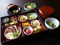 鰹たたきをはじめとする20品目ほどを盛り込んだお弁当と、先付、ご飯、茶碗蒸し、お吸物が付いております。