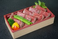 土佐あかうしのモモを使ったローストビーフ重となっております。