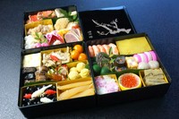 一の重
伊勢海老具足煮、金箔黒豆、松笠慈姑
数の子美味漬、たたき牛蒡など

二の重
いくら醤油漬け、鮃龍皮巻、海老芝煮　
ハム・チーズ市松など

三の重
鰆・鮭西京漬け、紅白梅(大根・人参)
烏賊ぼんぼり焼など