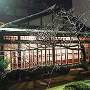 昭和12年南国博覧会に営林署が展示していたもので当店では唯一戦前の建物です。釘は一本も使っておりません。
この座敷は戦争中、林の中に在ったようで上空からは見えなかったと思われます。その為、他の当店の建物が全て消失したのですが、この建物のみ今も残っています。