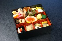 一段重
金箔黒豆、子宝数の子、鮑やわらか蒸し
伊勢海老、鰆、金目鯛、いくらなど
全15品