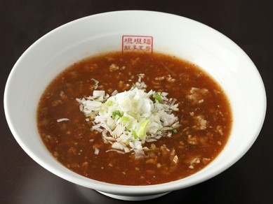 トロミのあるオリジナルスープが自家製麺によく絡む。4段階の辛さが選べる『坦坦麺（おにぎり付）』