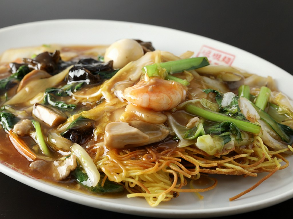 カリッと焼き上げた麺を覆いつくすトロトロ餡。具材の旨味を堪能できる『あんかけ焼きそば』