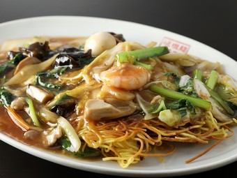 カリッと焼き上げた麺を覆いつくすトロトロ餡。具材の旨味を堪能できる『あんかけ焼きそば』