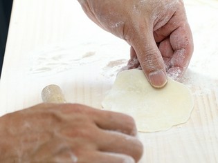 毎日、一枚一枚手づくり。もちもち食感がたまらない餃子の皮