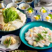 泉州名産の新鮮なハモを贅沢にいただけるコース。塩ポン酢のタレでハモを楽しんだ後は、残ったスープでうどんも味わうことができます。
