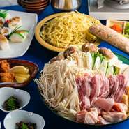豚、鳥、魚介類などさまざまな食材を贅沢に使ったちゃんこ鍋メインのコースです。竹に巻いた自家製の鳥ミンチは、爽やかながらも深い味わいが魅力です。