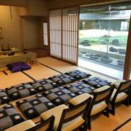 浪きりホールにおいて、自宅のように法要が行えるようになりました。各宗派に対応し、お寺様に直接来ていただけます。法要のあとは、レストランにて、本格会席料理をお楽しみください。遠方からのお客様にもアクセスしやすく、無料駐車場も完備、人数が多い場合などは、交流ホールでも対応させていただきます。