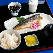 岸和田漁港のすぐ近くにあるため、大阪湾でとれた海産物を直接、豊富に仕入れることができる環境です。コース以外にも、それらを生かしたアラカルトメニューがあります。