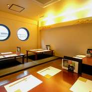 座敷は足に負担のない掘りごたつ式。リラックスできるので、美味しい料理とお酒を楽しみながらついつい長居してしまいそうな空間です。