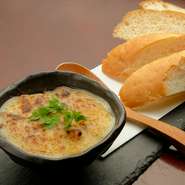 醤油ベースで煮込んだ牛すじ肉を、モッツァレラチーズと合わせてオーブンで焼き上げた一品。バゲットに乗せてどうぞ。濃厚な味わいは焼酎にもよく合います。