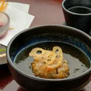 すりおろしたれんこんとアラレ状にカットしたれんこんを吉野葛とカツオの出汁で練り上げ、冷蔵庫に1日寝かした後、片栗粉をまぶして揚げました。やさしく深い味わいが楽しめる自慢の一品です。