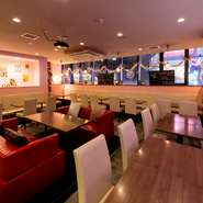 可愛い店内が女子会に人気です。店内で直接捌いた黒毛和牛や、300℃の石窯で焼き上げたピザを含むコース料理。2.5時間の飲み放題が付いたプラン5000円～