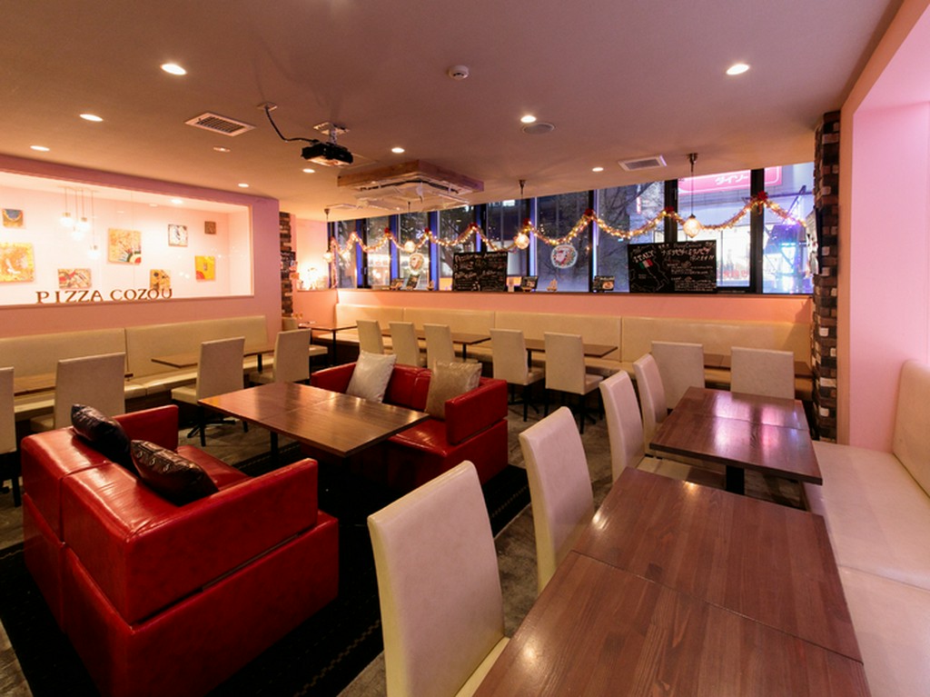 大勢の友人に囲まれて、ステキなひとときを演出