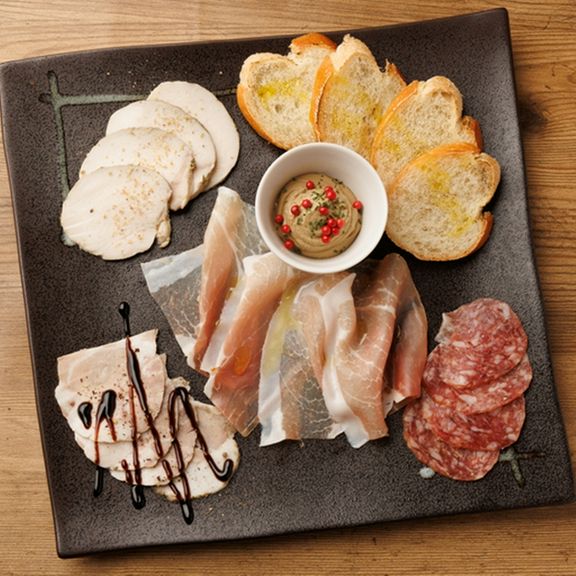 冷たい肉前菜の盛り合わせ