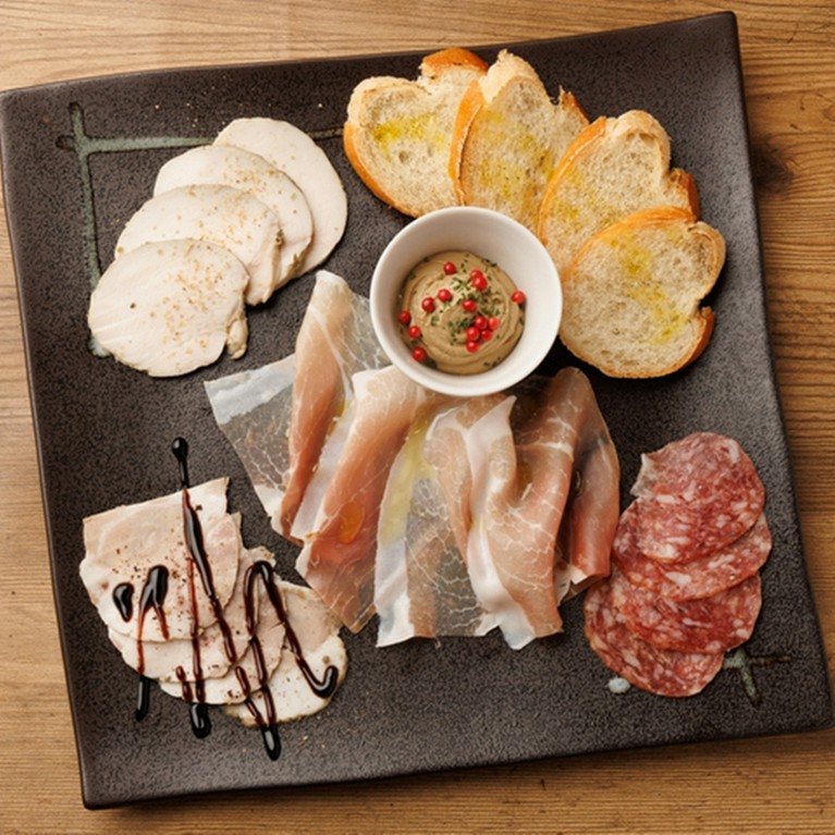 冷たい肉前菜の盛り合わせ